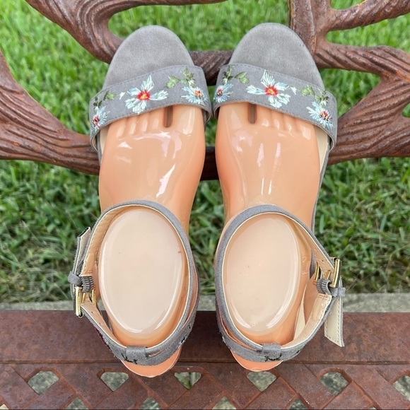 💋Bebe Gray Embroidered Floral Ankle Strap Faux Suede Open Toe Heels - Picture 10 of 15